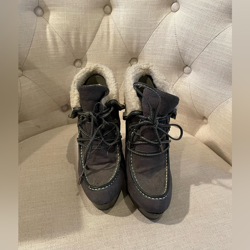 Grey suede booties with fur